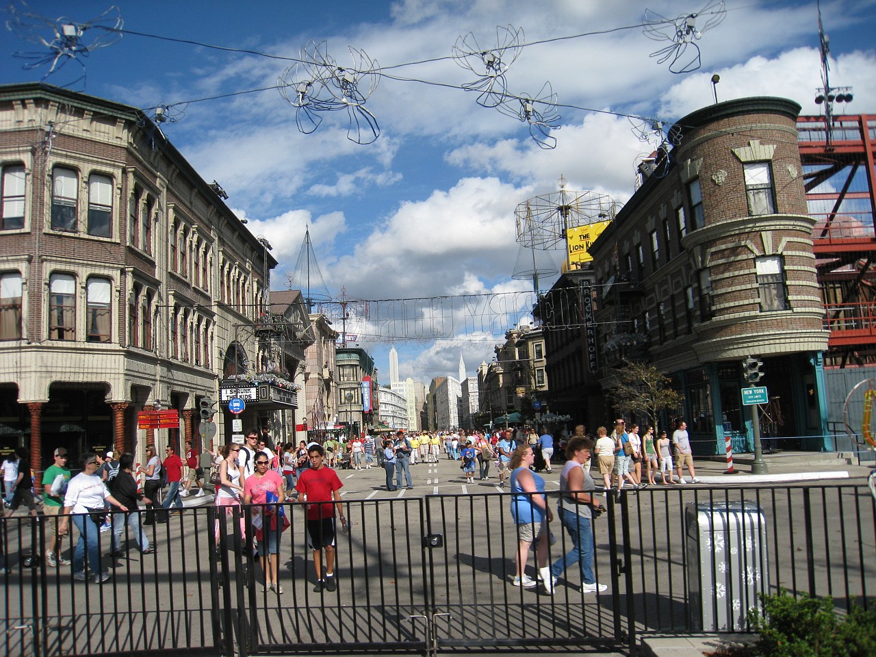 Vacation 2007-12 - Beaches Disney Hotels 0841.jpg - On the 2007-08 Florida vacation we visited beaches from Fort Myers to Sanibel Island sampling local food along the way. Green water and white sugar beaches! Arriving at Disney World we visited several of the theme resorts.